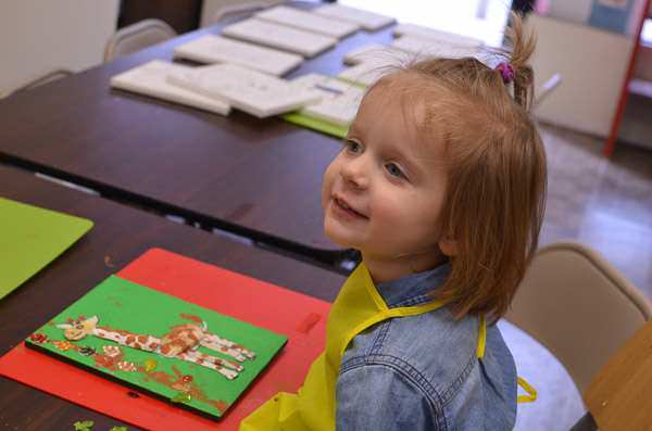 two years old girl at mommy and me class