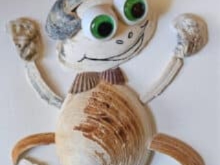 happy frog from seashells